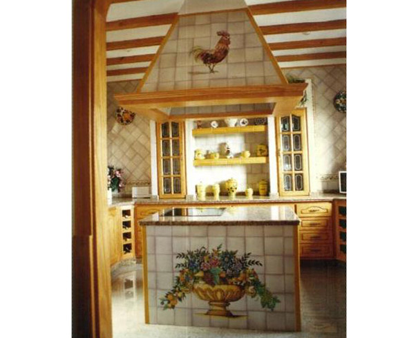 Cocina decorada con jarron y gallo en la campana